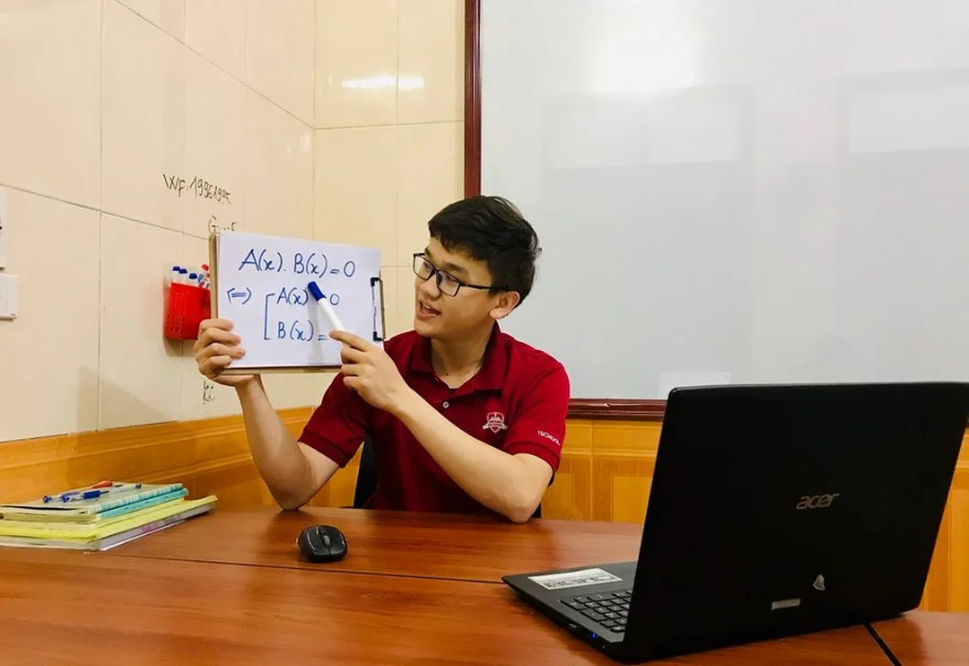 Gia sư Tiên Phong dạy online 1 kèm 1 qua máy tính