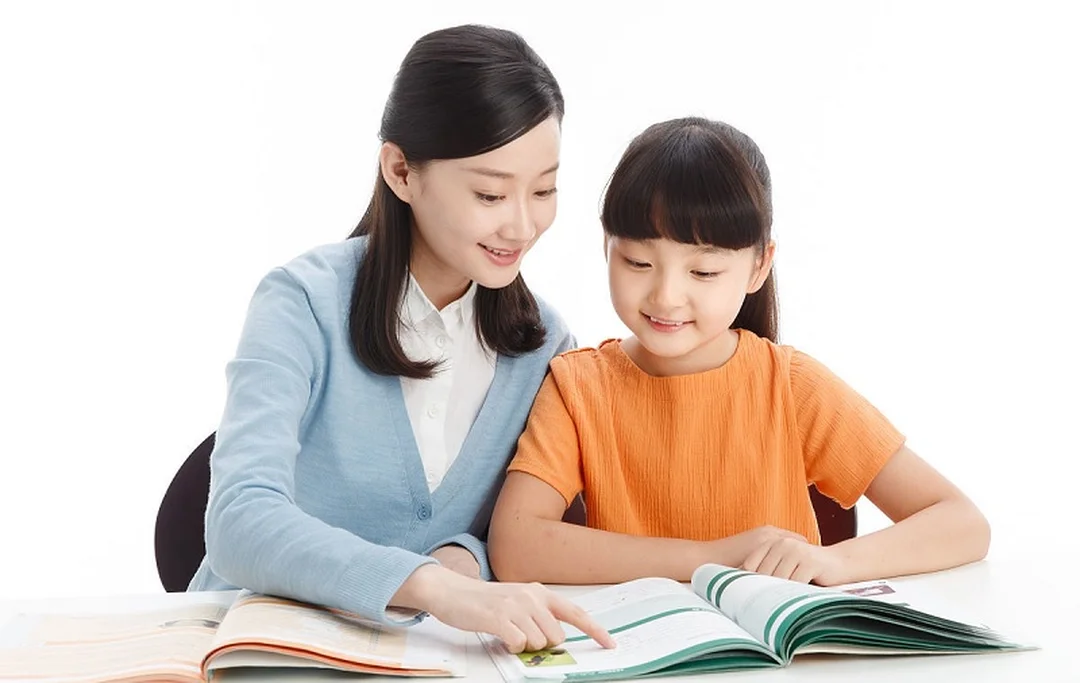 gia sư tiếng anh là gì: gia sư hướng dẫn học sinh tại bàn học