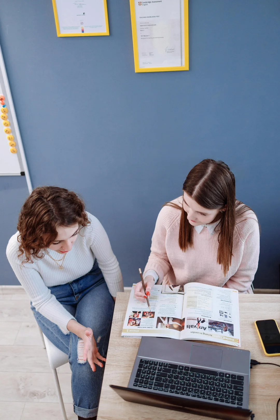 phụ huynh trao đổi kế hoạch học cùng gia sư bên bàn học