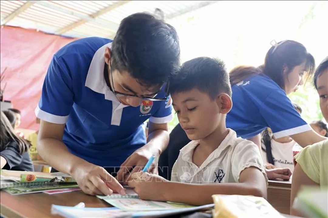 So sánh anh gia sư sinh viên và giáo viên anh gia sư trao đổi phương pháp học tiếng Anh với học sinh