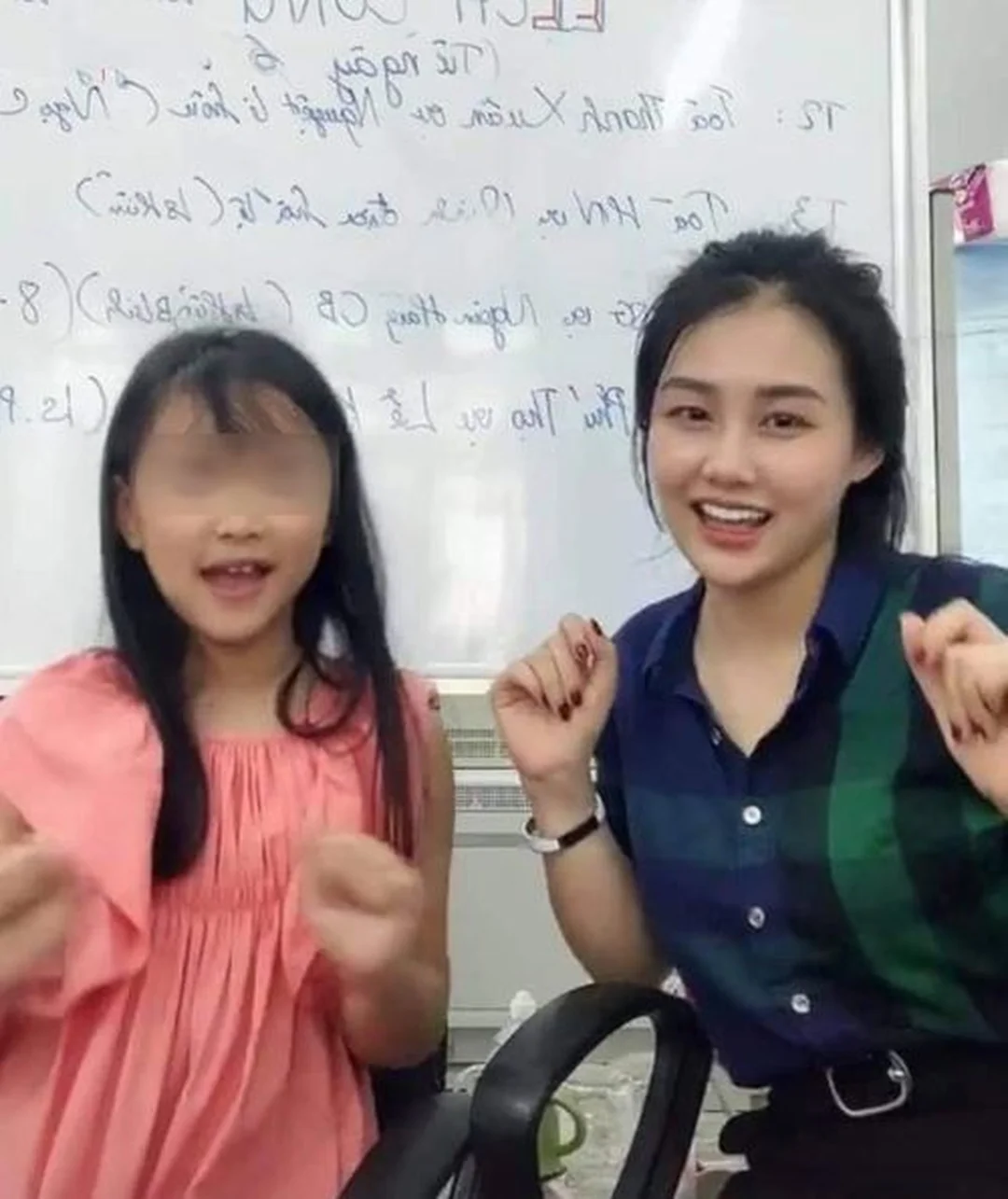 cô gia sư hướng dẫn học sinh học bài