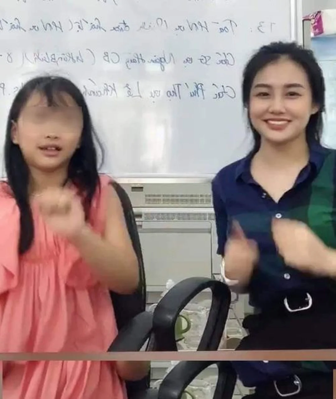 cô gia sư kiểm tra bài học của học sinh