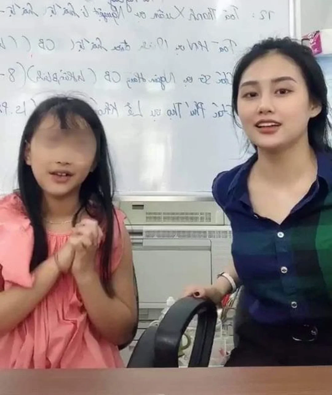 cô gia sư trao đổi cùng học sinh