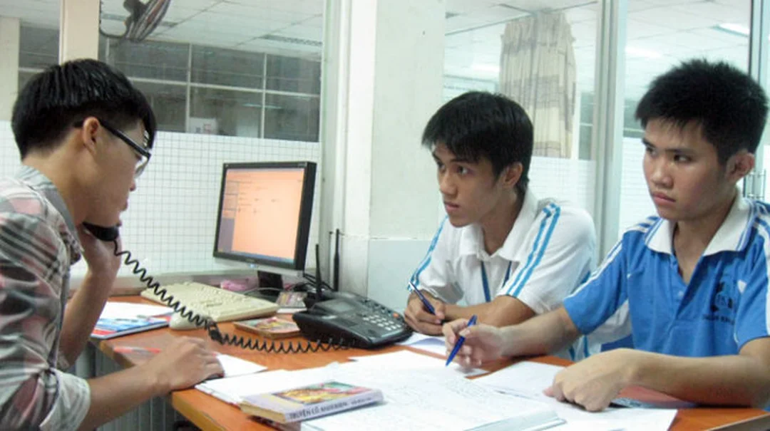gia sư bách khoa hướng dẫn học sinh ôn tập tại bàn học
