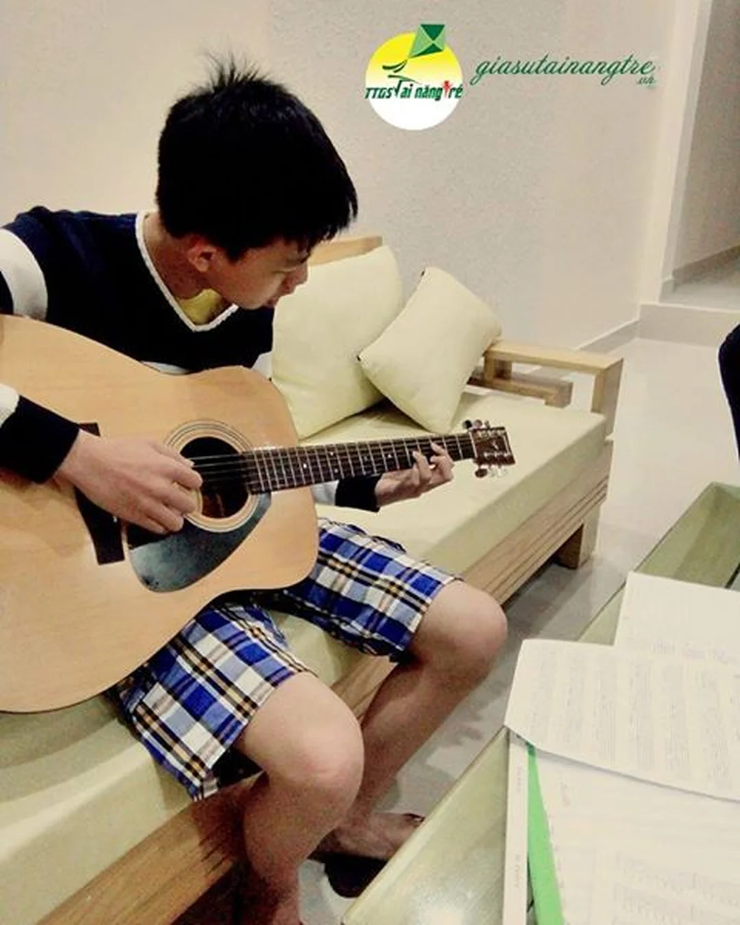gia sư dạy đàn guitar tại nhà sửa lỗi kỹ thuật cho học viên