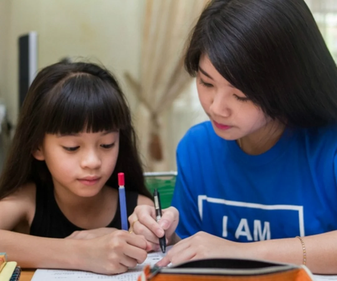 gia sư dạy kèm tại nhà tphcm hỗ trợ học sinh ôn bài tại bàn học