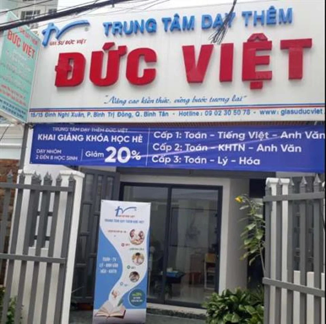 Gia sư Đức Việt hỗ trợ học sinh ôn bài tại nhà