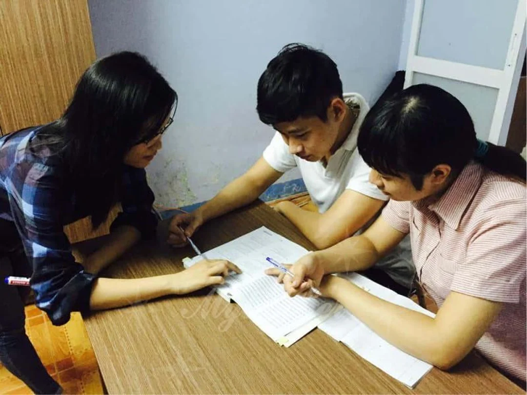 gia sư môn văn hướng dẫn học sinh làm bài