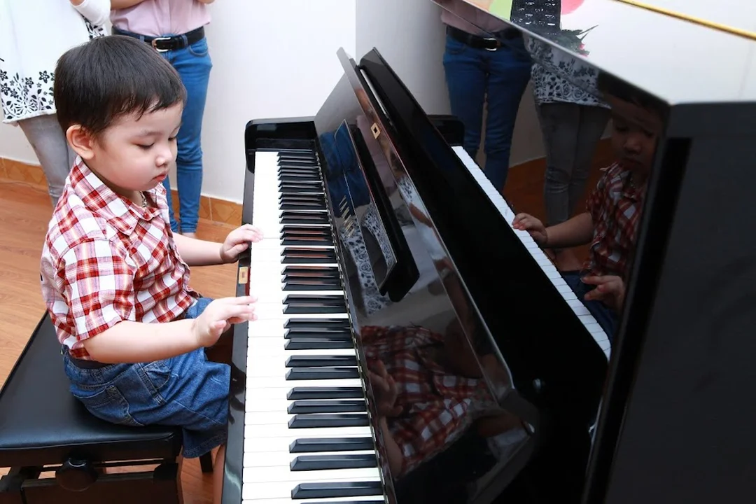 gia sư piano Hà Nội quan sát tư thế tay và sửa lỗi luyện ngón