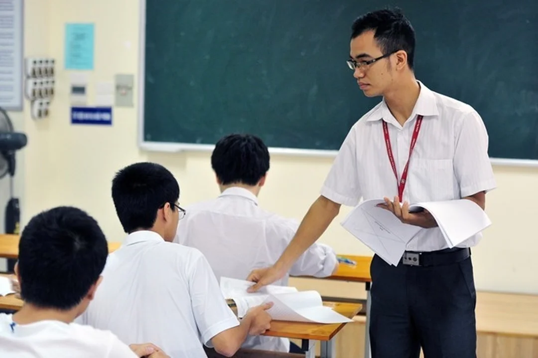 Gia sư toán cấp 2 kèm học sinh tại nhà gia sư toán cấp 2 đang hướng dẫn học sinh làm bài tại nhà