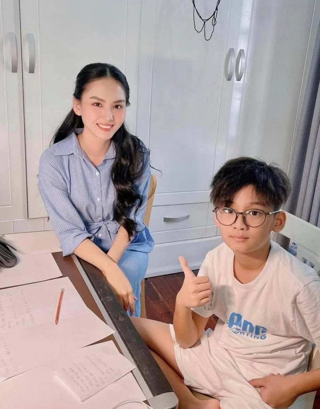 Nữ gia sư hỗ trợ học sinh nữ học tập nữ gia sư hỗ trợ học sinh nữ trong giai đoạn cần kèm sát