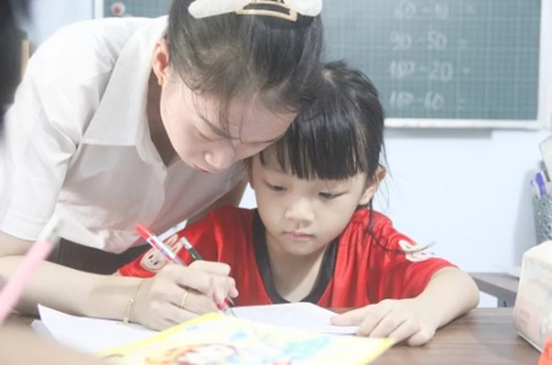 Nữ gia sư theo dõi tiến độ học tập của học sinh nữ gia sư theo dõi tiến độ học tập qua từng tuần